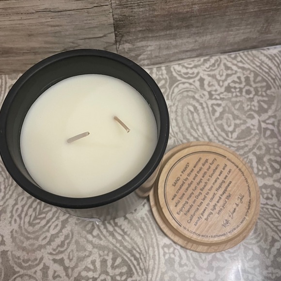 Sand Paws Pineapple Coconut Candle Black Jar Wood Lid Neutralizes Pet Odor 19oz - Picture 4 of 6